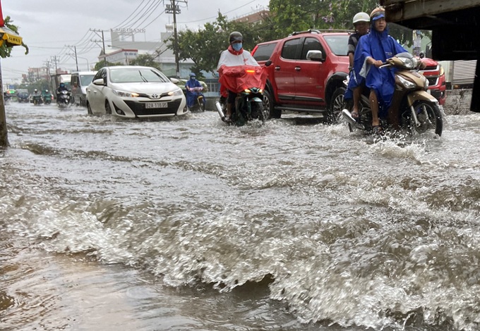 Hàng loạt tuyến đường ở TP.HCM trở thành sông sau trận mưa lớn kéo dài - Ảnh 2.