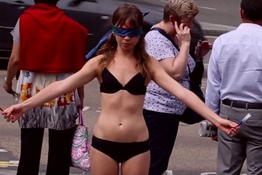 Thoát y giữa đường phố London để ủng hộ lòng tự tin