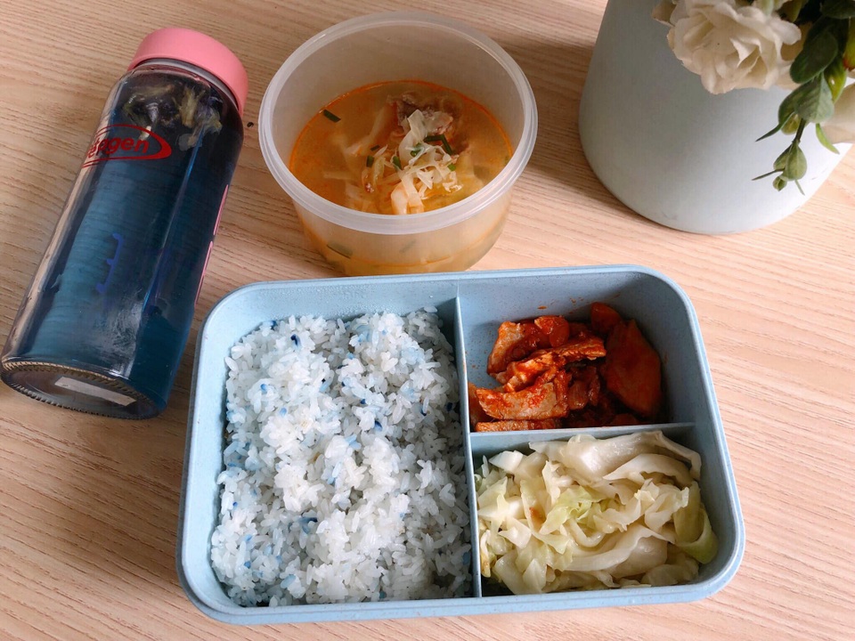 Cô nàng công sở khoe hộp cơm mang đi làm trong một tuần không trùng món - 10 Cô nàng công sở khoe hộp cơm mang đi làm trong một tuần không trùng món - 10