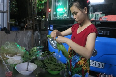 Buồng hạnh phúc trên xe buýt Sài Gòn, tài xế coi con trai riêng của vợ như con đẻ