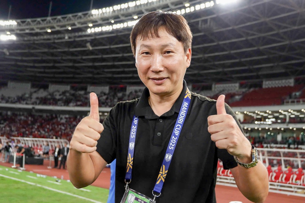 โค้ชคิม ซัง ซิก ประสบอุบัติเหตุขณะฉลองแชมป์กับทีมชาติเวียดนาม U23 - 2 HLV Kim Sang Sik gặp sự cố khi ăn mừng chức vô địch cùng U23 Việt Nam - 2