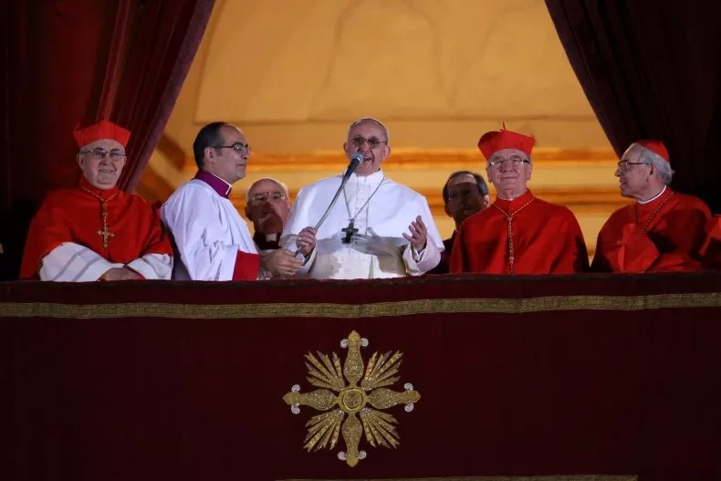 Đức Giáo hoàng Francis mới đắc cử phát biểu trước đám đông đang chờ đợi từ ban công trung tâm của Vương cung thánh đường Thánh Peter vào ngày 13/3/2013, tại Vatican (Ảnh: API).