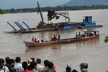 Hiện trường cứu hộ máy bay lao xuống sông Mekong tại Lào 