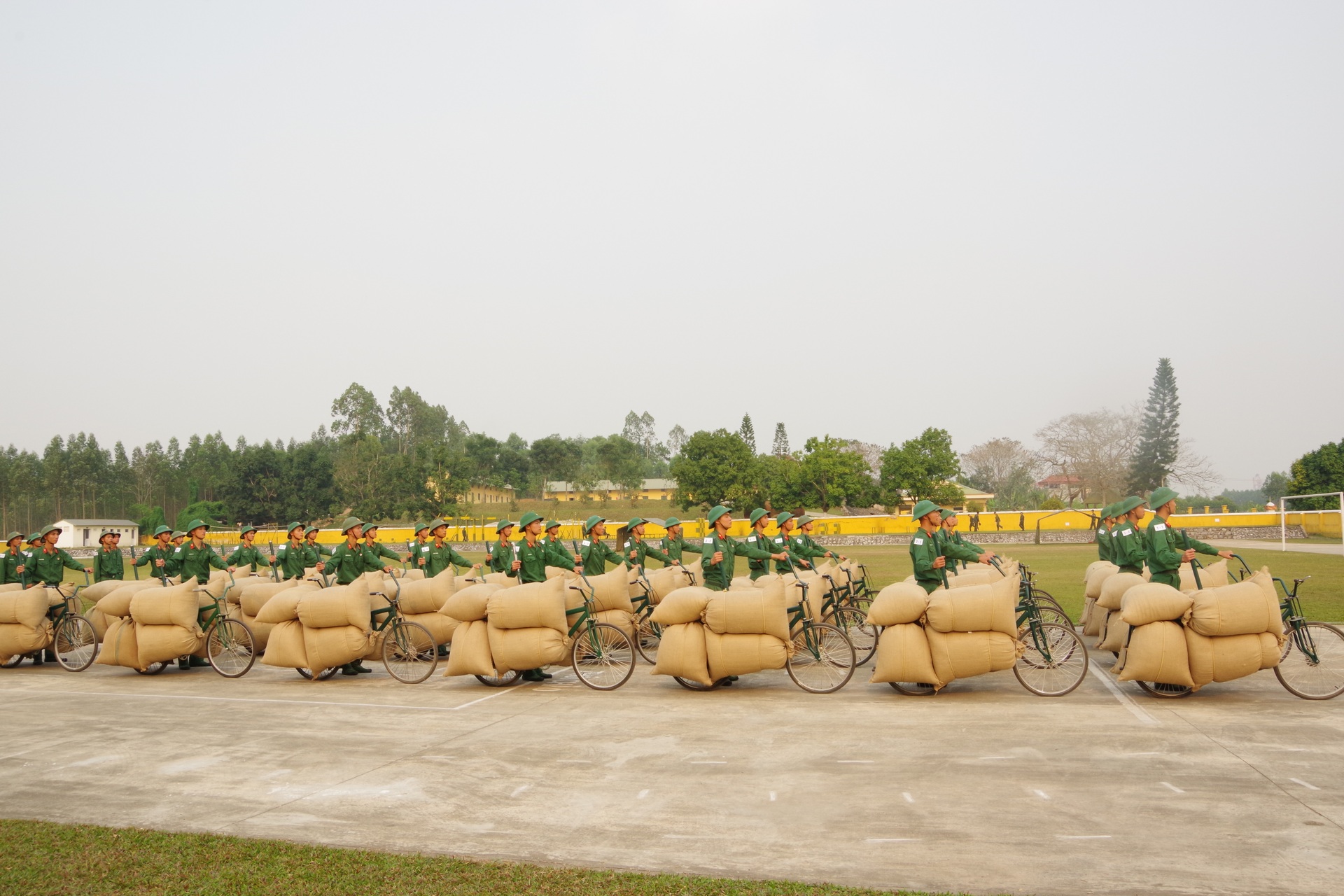 Tái hiện đoàn quân xe đạp thồ trong trận Điện Biên Phủ - 3 Tái hiện đoàn quân xe đạp thồ trong trận Điện Biên Phủ - 3