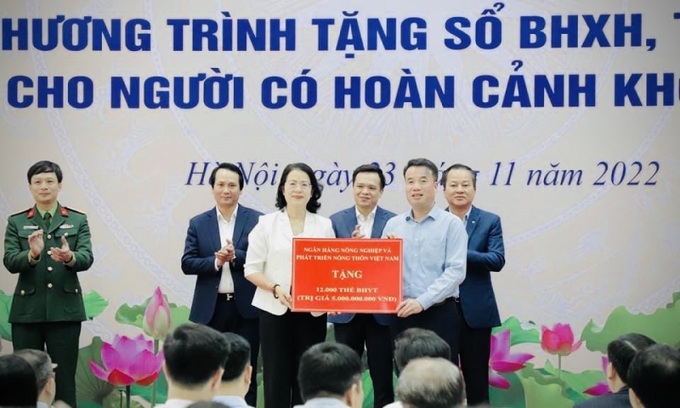 Phó Tổng Giám đốc Agribank Nguyễn Thị Phượng trao tặng tài trợ sổ BHXH và thẻ BHYT với tổng trị giá 5 tỷ đồng