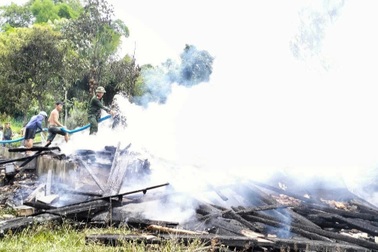 Gia chủ khóc nghẹn nhìn toàn bộ gia sản cháy rụi