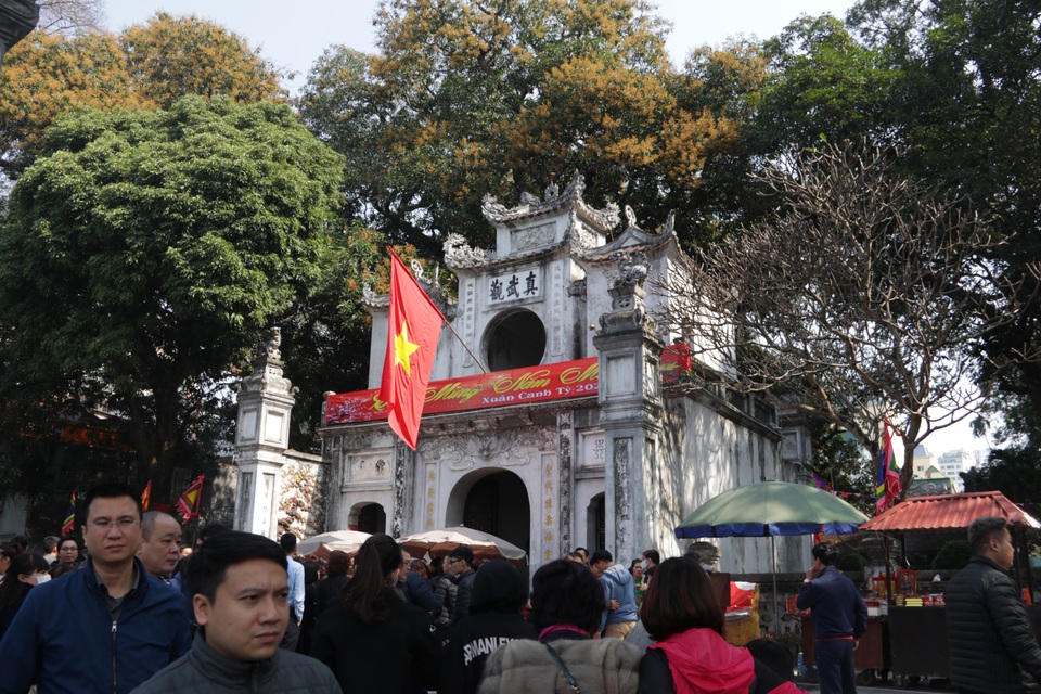 Chen chúc xếp hàng xoa tiền lên chân tượng Phật cầu may ở Hà Nội - 1 Chen chúc xếp hàng xoa tiền lên chân tượng Phật cầu may ở Hà Nội - 1