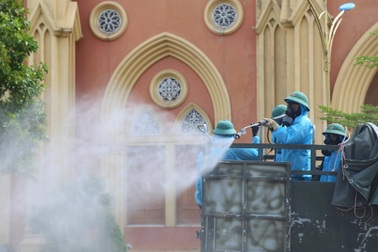 Huy động 4 xe đặc chủng phun khử khuẩn khu vực có nhiều ca nhiễm Covid-19