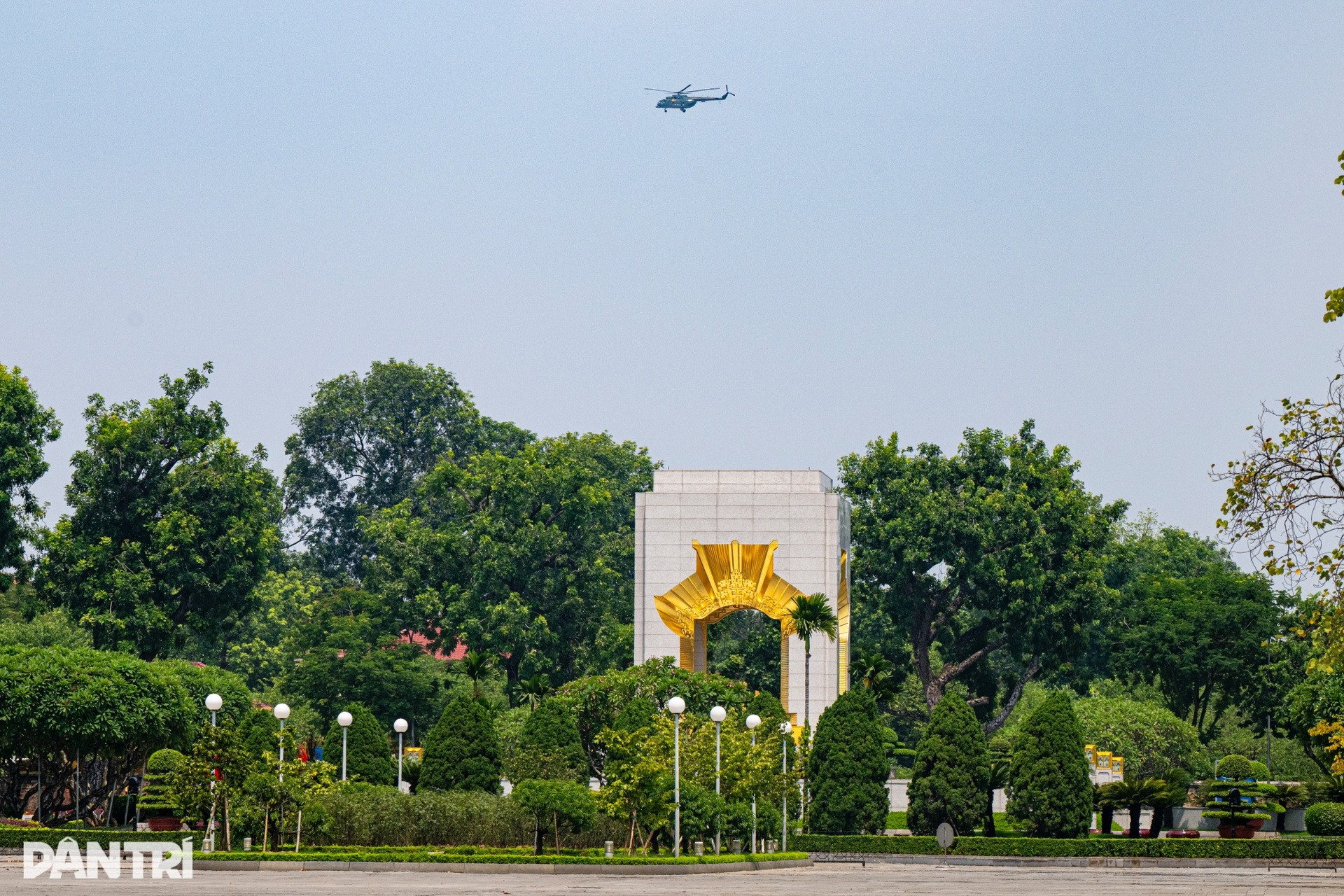 Trực thăng, tiêm kích SU-30 bay khảo sát nhiệm vụ trên Quảng trường Ba Đình - 4