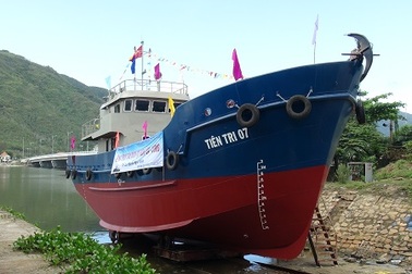 Hạ thủy tàu dịch vụ hậu cần nghề cá thu mua hải sản ở Hoàng Sa