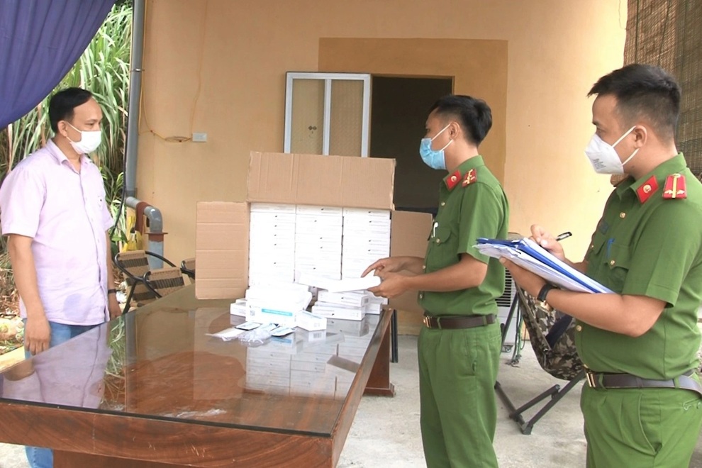 Thu giữ 1.000 que test nhanh Covid-19 lậu từ Hà Nội về Ninh Bình - 1 Thu giữ 1.000 que test nhanh Covid-19 lậu từ Hà Nội về Ninh Bình - 1