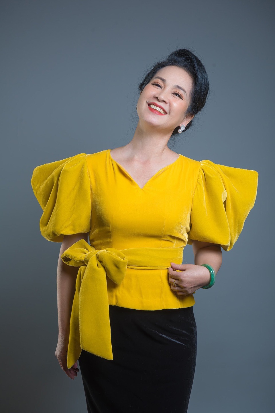 Mẹ chồng Lan Hương trẻ trung, sang trọng với đầm nhung - 4 Mẹ chồng Lan Hương trẻ trung, sang trọng với đầm nhung - 4