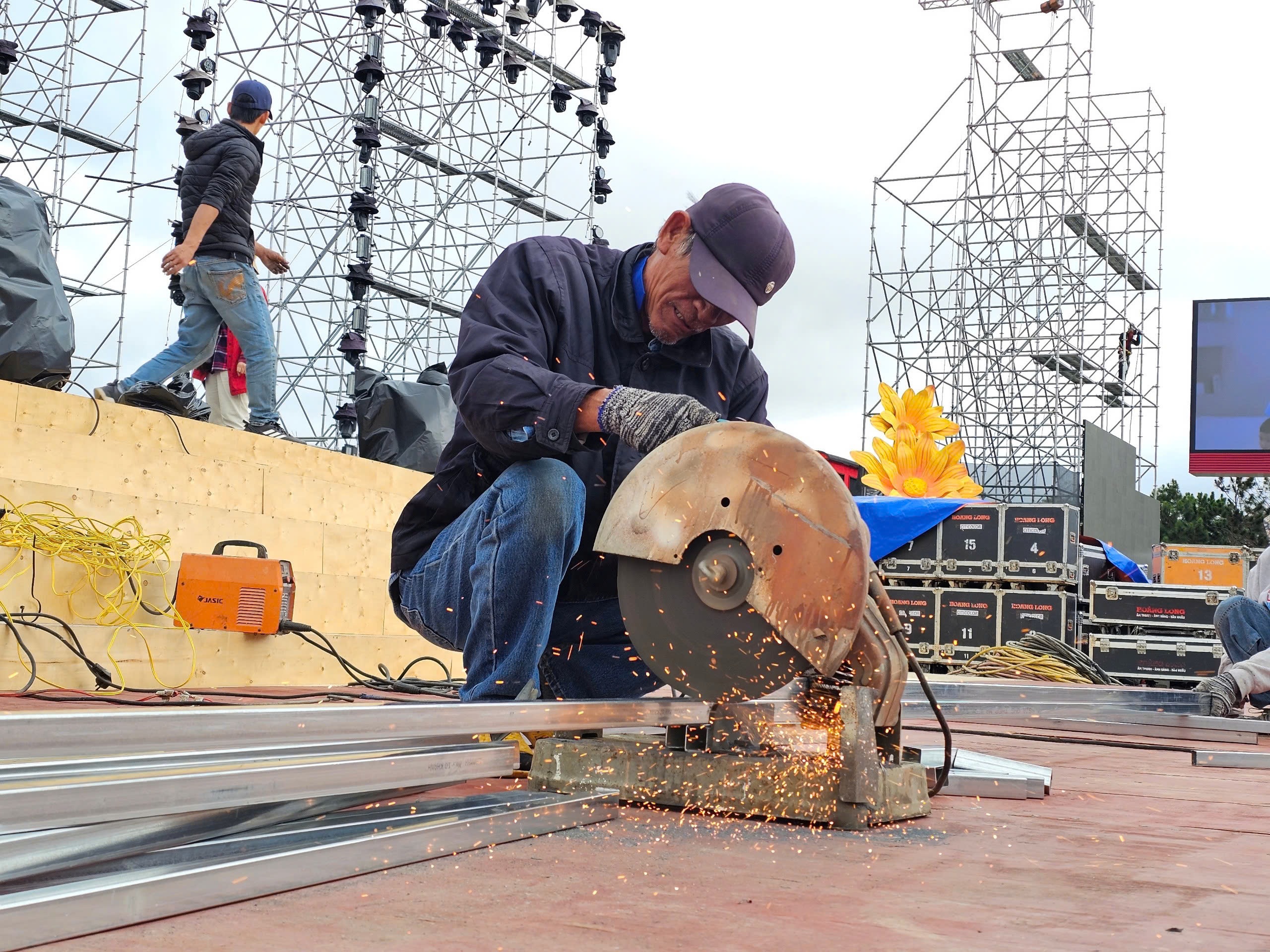 បញ្ចប់នីតិវិធីសាងសង់ឆាកសម្រាប់ពិធីបុណ្យផ្កាដាឡាត់ - ២ Hoàn tất hồ sơ thủ tục xây dựng sân khấu Festival hoa Đà Lạt - 2