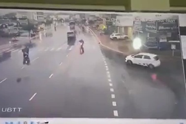 Ô tô mất lái bất ngờ lao lên vỉa hè tông người đi bộ tử vong