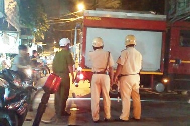 Thanh niên ôm bình gas đòi tự tử khiến khu phố náo loạn