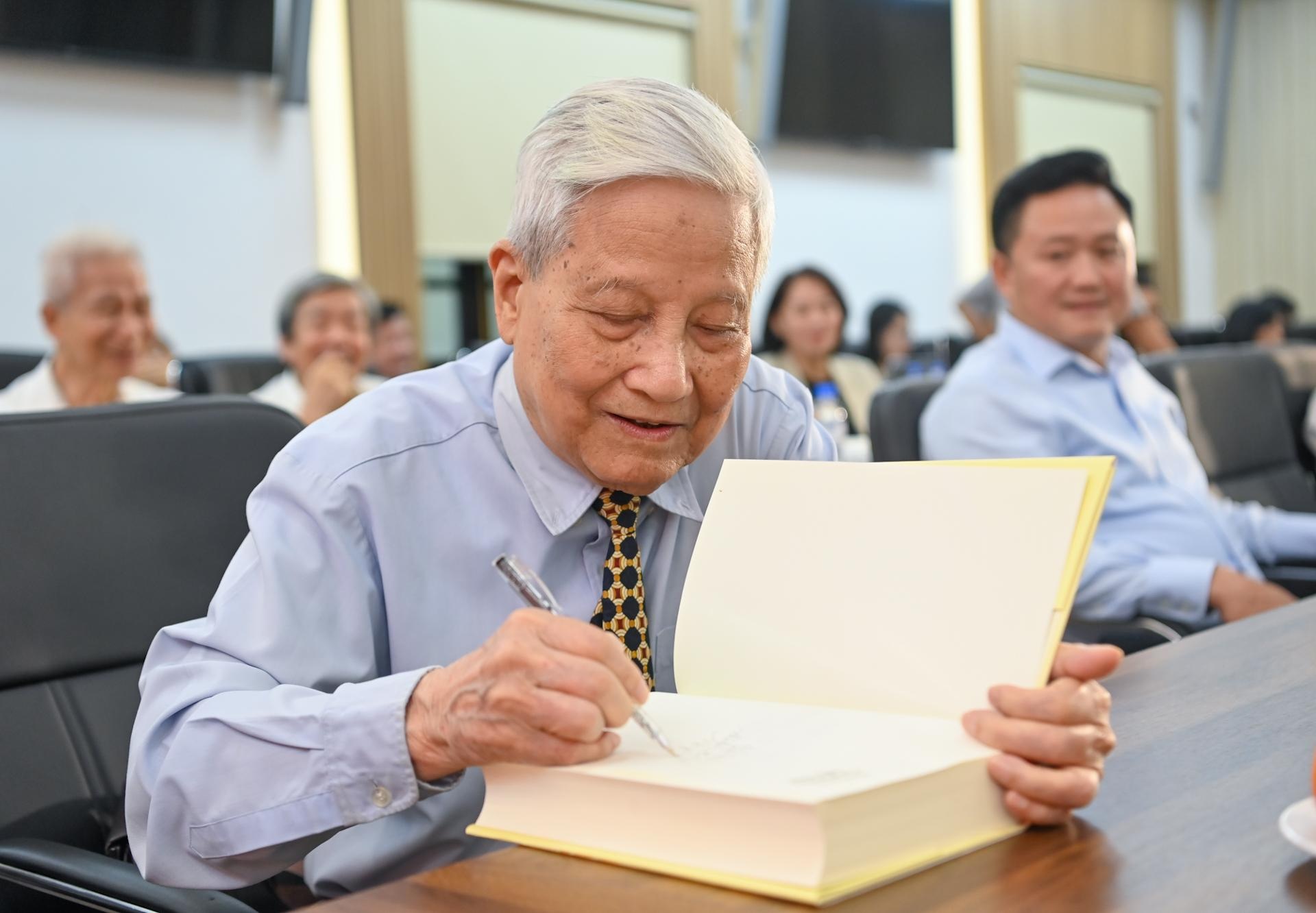 Nhà báo Hà Đăng ra mắt sách ở tuổi 96  - 3
