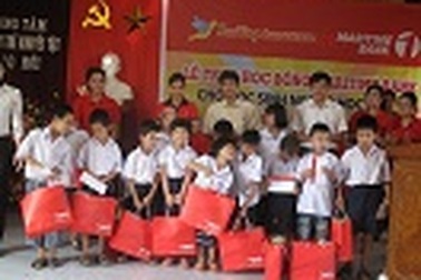 Maritime Bank trao học bổng Smiling Tomrrow cho trẻ em nghèo hiếu học