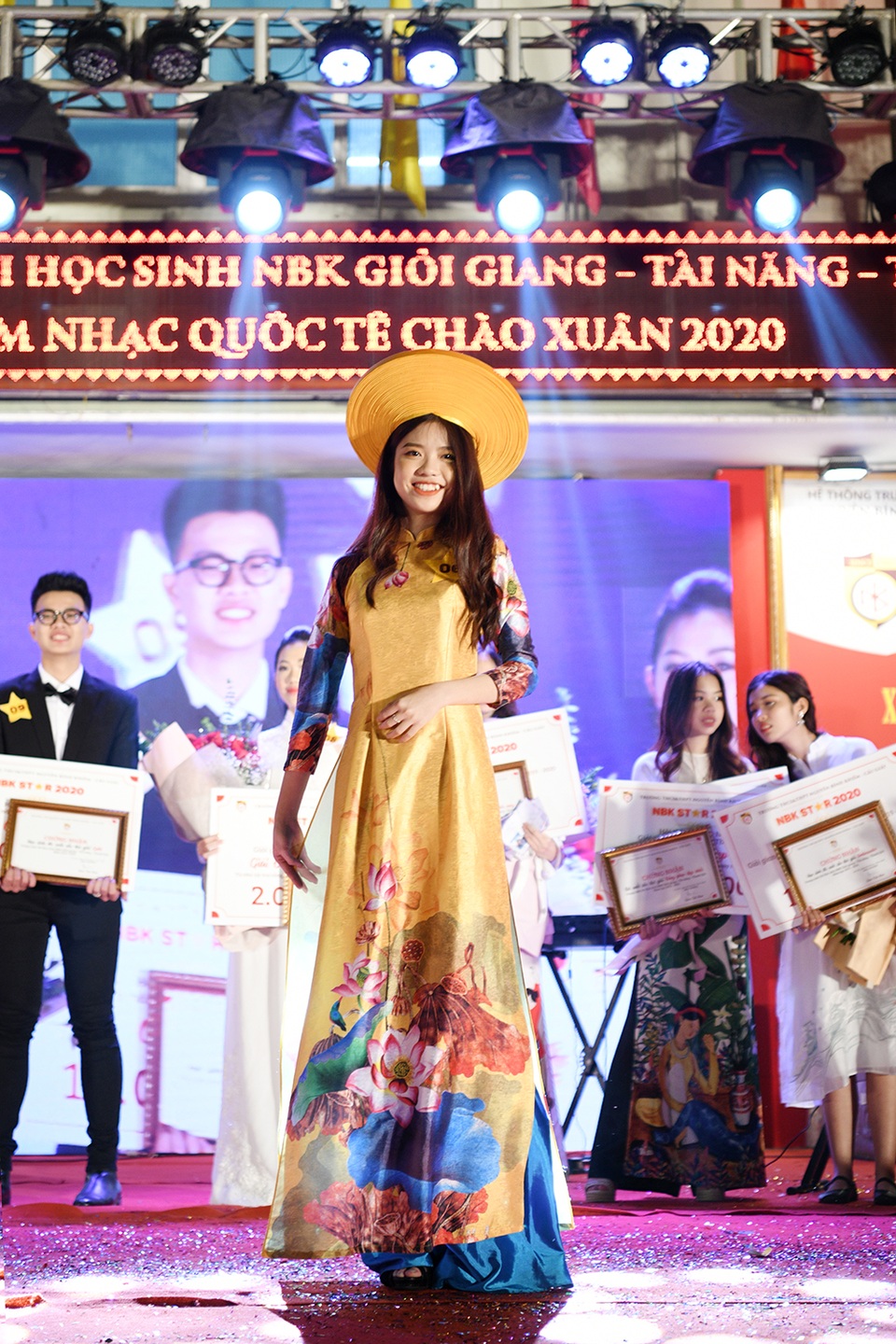 Lộ diện Nam vương và Hoa khôi học sinh trường THPT Nguyễn Bỉnh Khiêm - 10 Lộ diện Nam vương và Hoa khôi học sinh trường THPT Nguyễn Bỉnh Khiêm - 10
