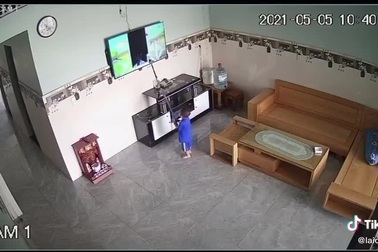Chiếc TV thứ 2 của gia đình tiếp tục bị cậu bé đập vỡ vào hồi đầu tháng 5