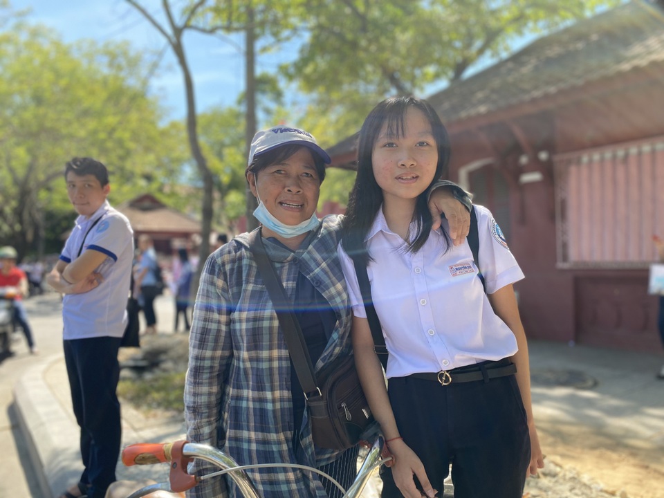 Thi lớp 10 tại Thừa Thiên Huế: Đề Ngoại ngữ ít đánh đố, dễ “ăn” điểm - 1 Thi lớp 10 tại Thừa Thiên Huế: Đề Ngoại ngữ ít đánh đố, dễ “ăn” điểm - 1