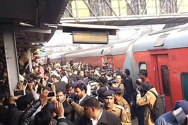 Nhà ga hỗn loạn vì “ông vua màn bạc” bất ngờ xuất hiện