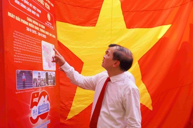 Hàng trăm lá cờ Tổ quốc đặc biệt tung bay trong trường học