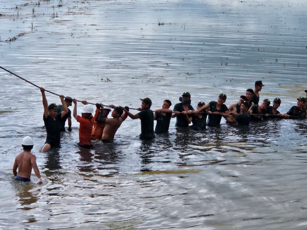 Điện lực Long An xuyên đêm khắc phục sự cố lưới điện do thiên tai - 1