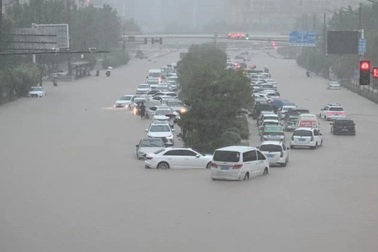 Nhà máy lắp iPhone lớn nhất thế giới ra sao trong lũ lụt tại Trung Quốc?