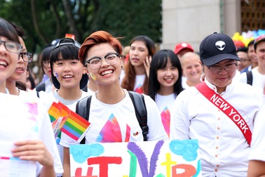 Cộng đồng LGBT khoe sắc màu trong “Hành trình tự hào”