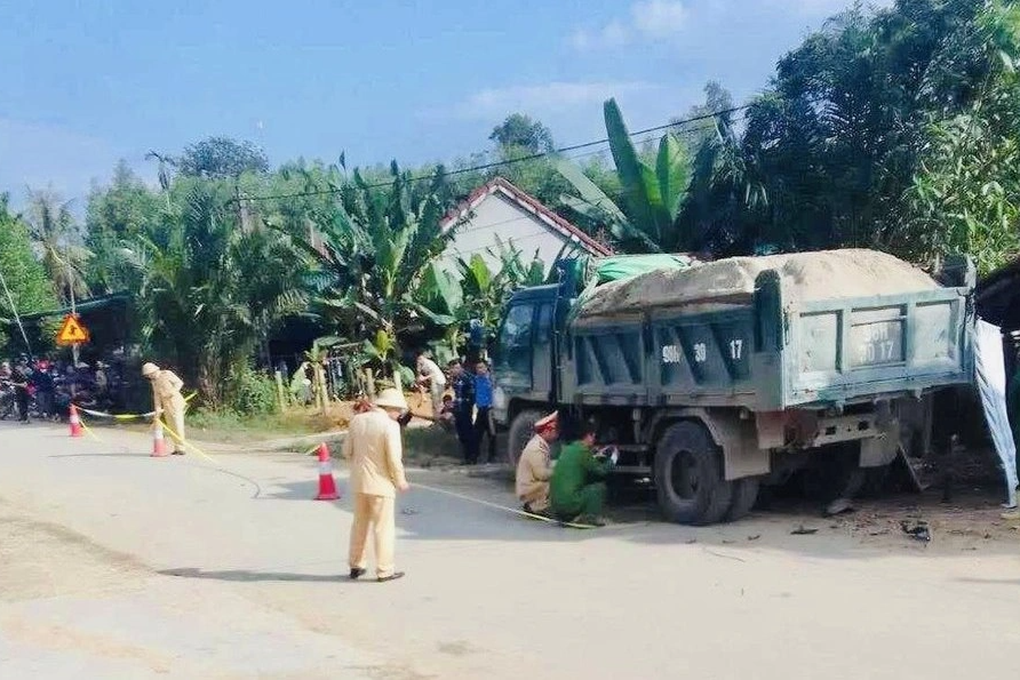 Nữ sinh lớp 6 tử vong sau va chạm với xe tải - 1 Nữ sinh lớp 6 tử vong sau va chạm với xe tải - 1