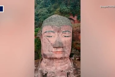 Du khách trốn bảo vệ, trèo lên đầu tượng Phật khổng lồ ngồi thiền