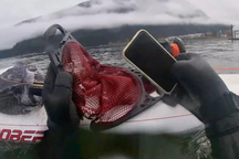 iPhone 11 "sống khỏe" sau 6 tháng chìm dưới đáy hồ