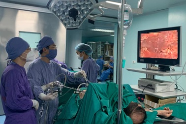 Đi khám vì đau lưng bất ngờ phát hiện thận hình... móng ngựa