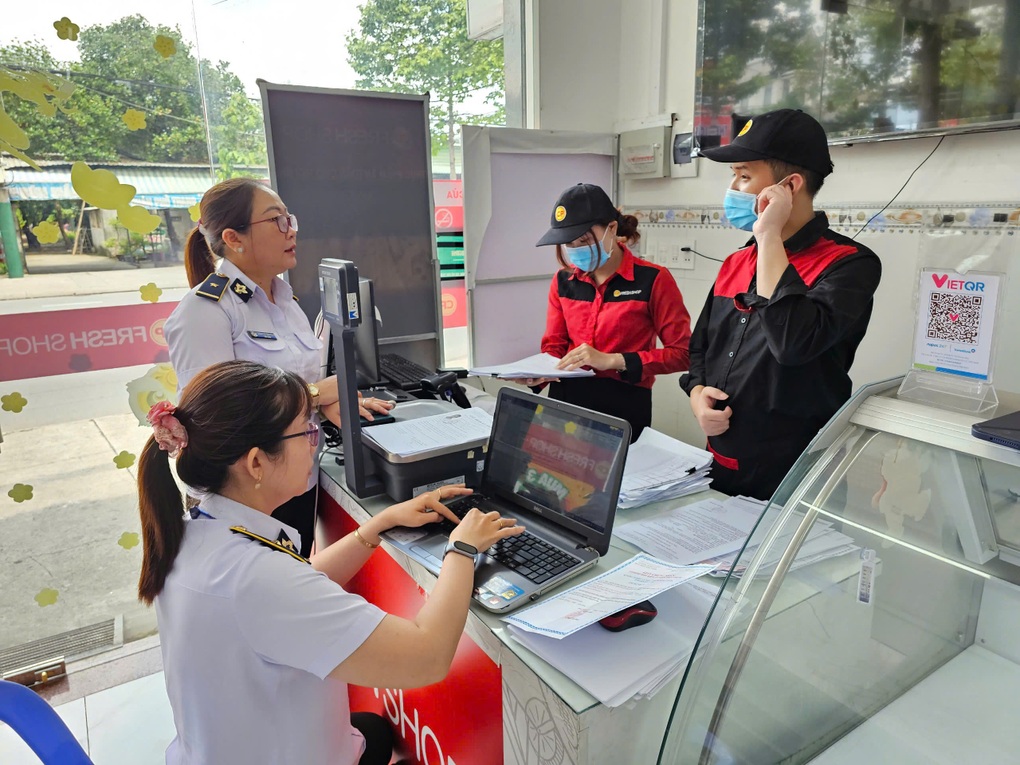 Đồng loạt kiểm tra nhiều cửa hàng của Công ty C.P Việt Nam tại Bình Dương - 2 Đồng loạt kiểm tra nhiều cửa hàng của Công ty C.P Việt Nam tại Bình Dương - 2