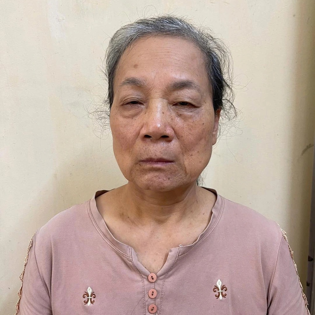 Khởi tố người phụ nữ livestream chửi bới tại tòa án ở Tuyên Quang - 1 Khởi tố người phụ nữ livestream chửi bới tại tòa án ở Tuyên Quang - 1