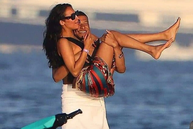 Mbappe gây sốc khi tình tứ với người mẫu chuyển giới hơn 9 tuổi