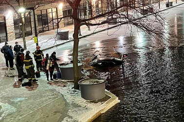 Nữ tài xế say xỉn lái xe lao xuống kênh, đổ tại hệ thống dẫn đường GPS