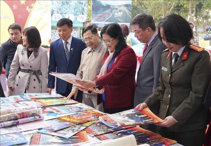 Đại biểu tham quan các gian trưng bày tại Hội báo Xuân Quý Mão 2023. Ảnh: baotintuc.vn.