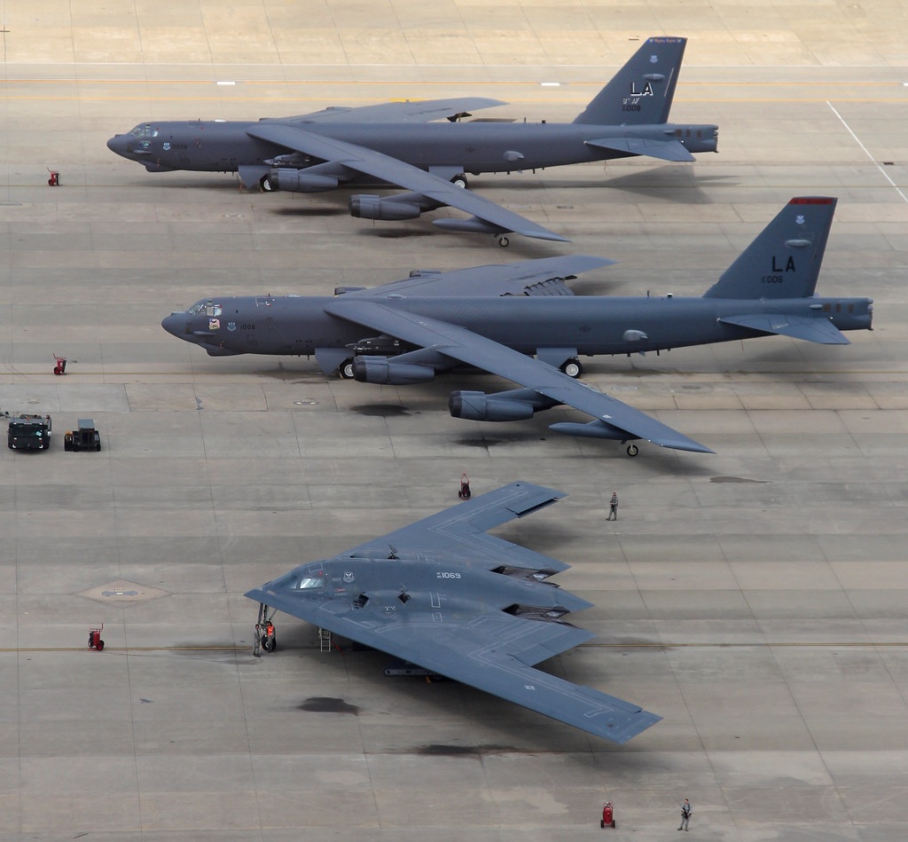 What helps the B-2 Spirit bomber fly continuously for 44 hours? - 4 Điều gì giúp máy bay ném bom B-2 Spirit có thể bay liên tục trong 44 giờ? - 4