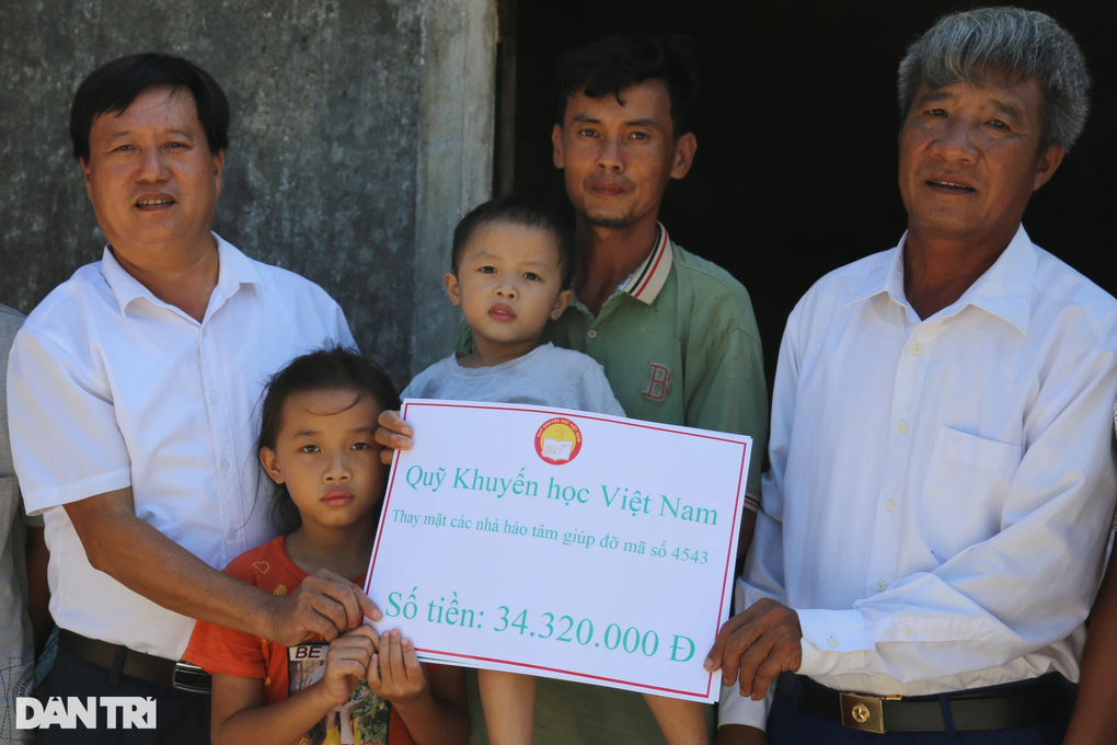 Người chồng run run xúc động đón nhận gần 360 triệu đồng từ bạn đọc Dân trí - 2