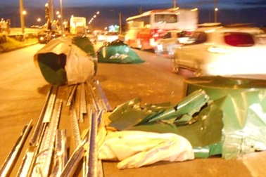 Hoảng loạn vì hàng chục tấn sắt cuộn rơi xuống đường