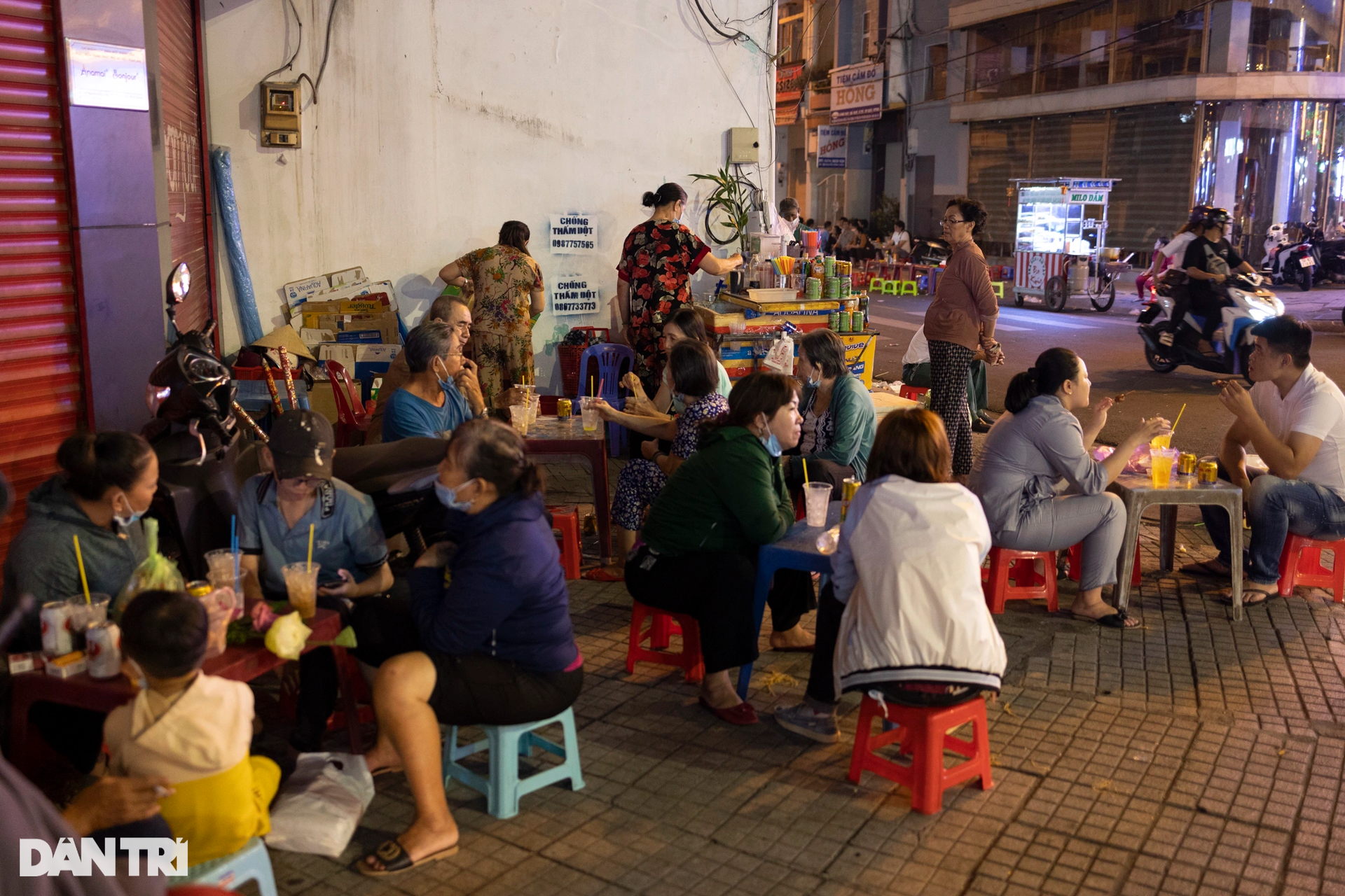Hàng nghìn người xuyên đêm viếng chùa Bà Thiên Hậu ở Bình Dương - 16 Hàng nghìn người xuyên đêm viếng chùa Bà Thiên Hậu ở Bình Dương - 16