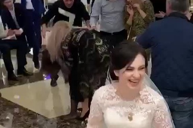 Bi hài màn “đấu đá” giữa hai cô gái để giành hoa cô dâu