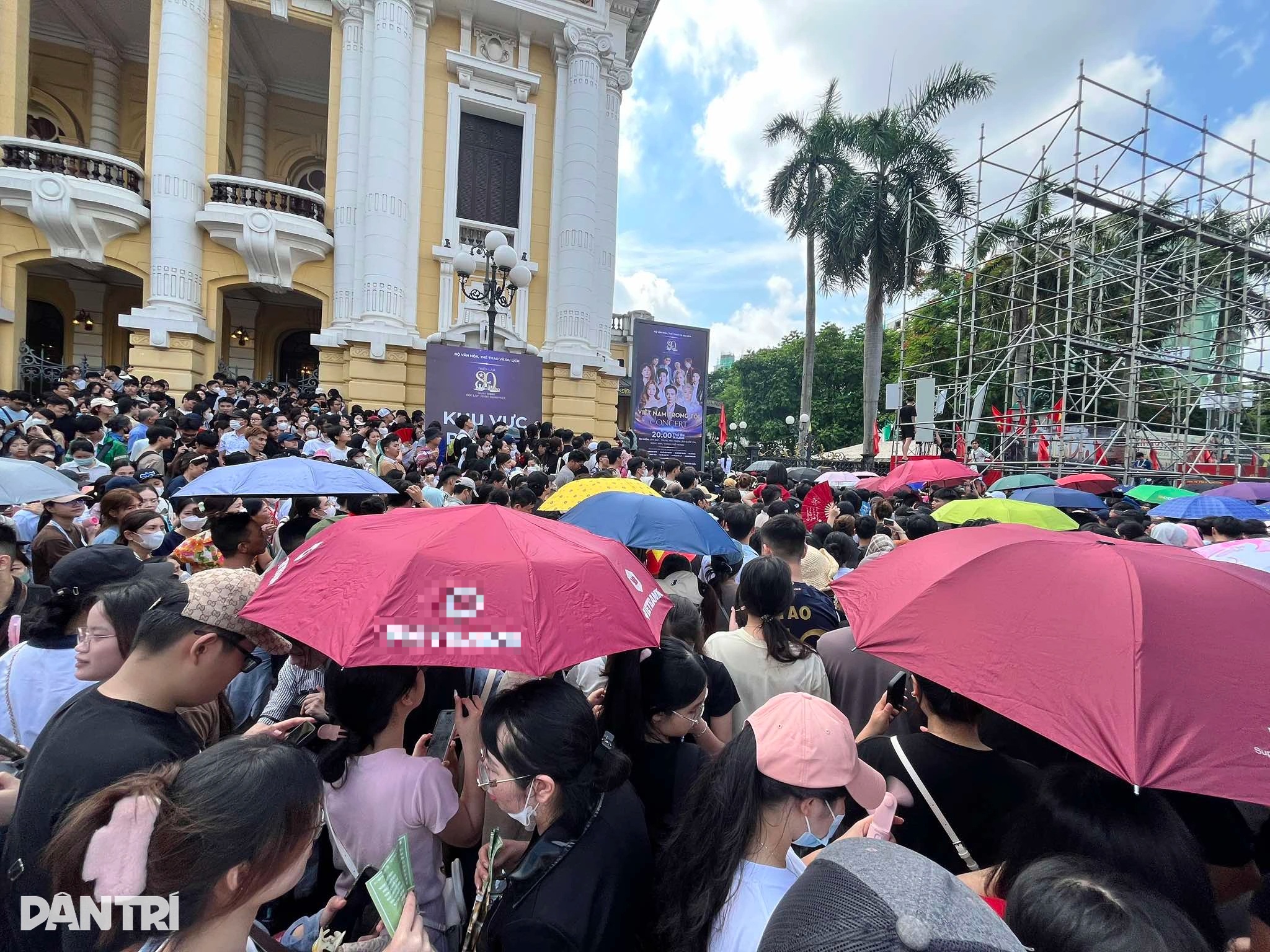 Hàng nghìn người xếp hàng từ 4h sáng lấy vé concert tại Nhà hát Lớn - 2