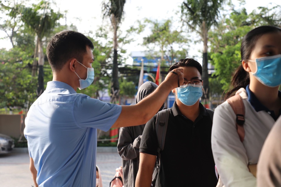 Sinh viên nhiều trường ở TPHCM tấp nập quay trở lại giảng đường - 6 Sinh viên nhiều trường ở TPHCM tấp nập quay trở lại giảng đường - 6