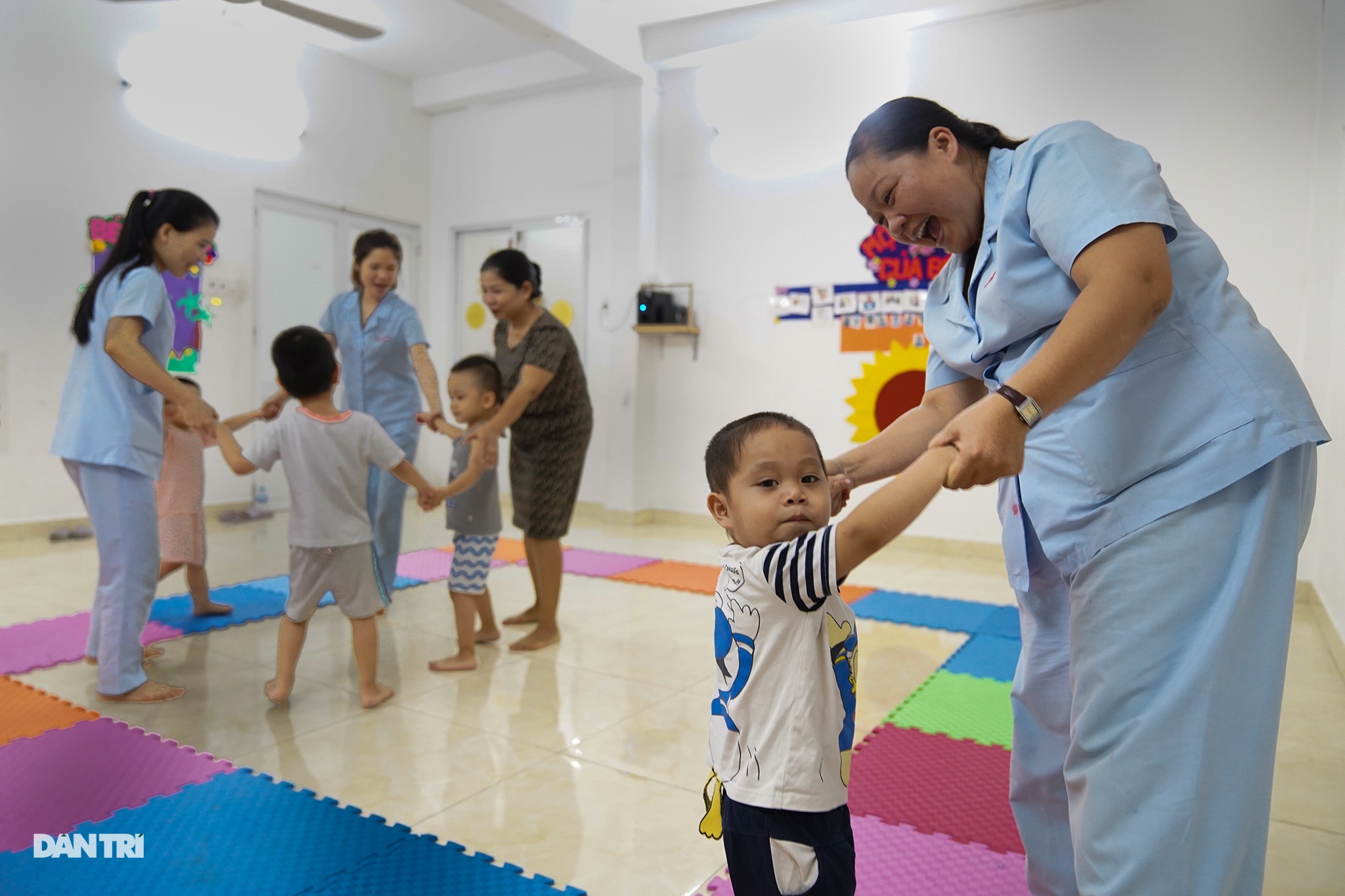 Dạy trẻ khuyết tật đòi hỏi phải kiên nhẫn và yêu thương - 4 Dạy trẻ khuyết tật đòi hỏi phải kiên nhẫn và yêu thương - 4