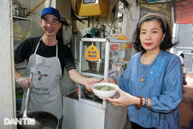 Ông chủ ở Hà Nội bỏ việc nghìn USD về bán phở chay "tự phục vụ"