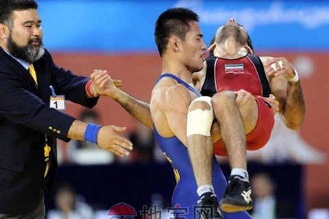 VĐV Trung Quốc bế đối thủ bị thương rời khỏi sàn đấu