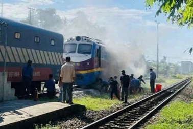 Đoàn tàu SE 4 gặp sự cố, nhiều khói bốc ra từ đầu máy