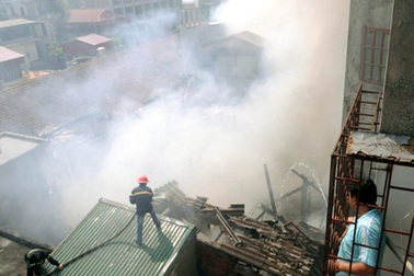 Dân trong các nhà gỗ bị cháy được di dời đến nơi tạm cư